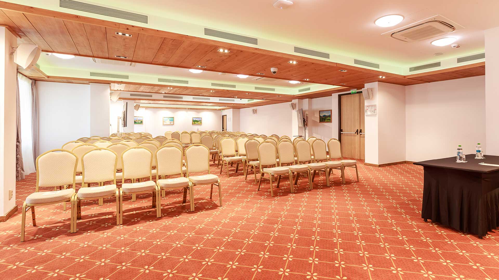 Sala Brasovia pregatita pentru conferinte corporate